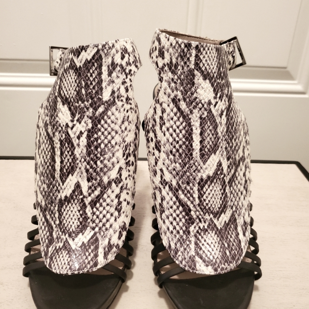 Calvin Klein size 7 black and white